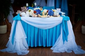 Украшение стола молодоженов голубой тканью